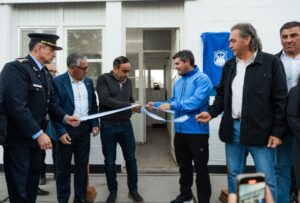 El gobernador Marcelo Orrego inauguró este martes el nuevo Destacamento de Bomberos Nº8 en la localidad Las Flores, del departamento Iglesia. Esta nueva base operativa refuncionaliza el antiguo puesto policial y fortalece la respuesta ante emergencias en el norte sanjuanino.