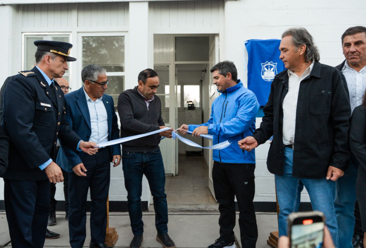 El gobernador Marcelo Orrego inauguró este martes el nuevo Destacamento de Bomberos Nº8 en la localidad Las Flores, del departamento Iglesia. Esta nueva base operativa refuncionaliza el antiguo puesto policial y fortalece la respuesta ante emergencias en el norte sanjuanino.