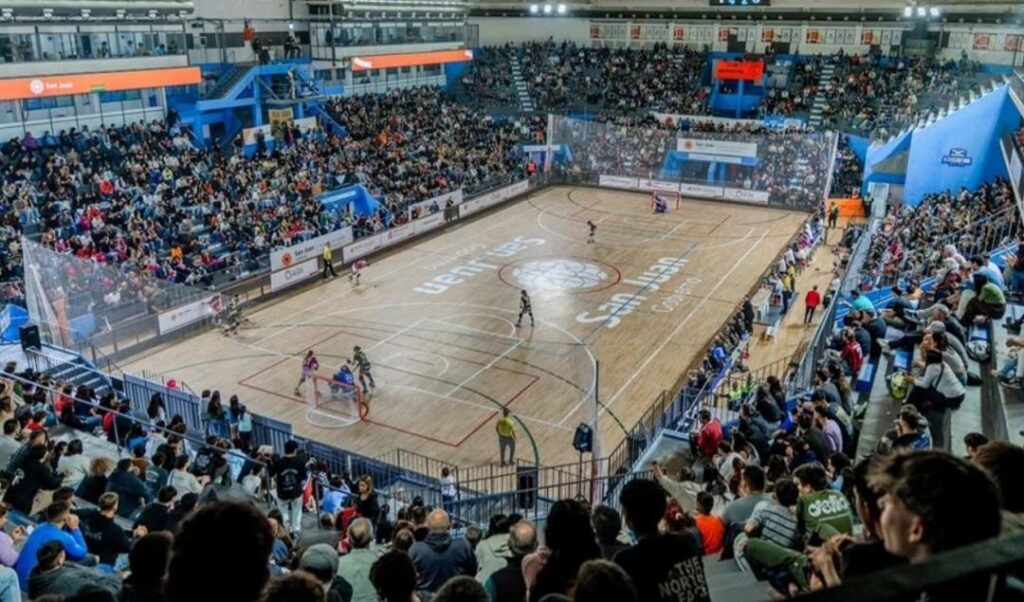 Durante varios días, la provincia de San Juan fue el epicentro internacional del hockey sobre patines femenino al albergar el Mundial de Clubes “Copa Banco San Juan”. El Estadio Aldo Cantoni se vistió de gala para recibir a los mejores equipos del mundo, en un evento que destacó el gran presente del deporte sanjuanino.