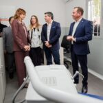 El gobernador Marcelo Orrego encabezó la inauguración de las obras de remodelación y ampliación del Centro de Atención Primaria de la Salud Dr. Raúl Alonso Fuego, ubicado en el Quinto Cuartel de Pocito, San Juan. Esta acción se enmarca en la estrategia del gobierno provincial para fortalecer el sistema sanitario, mejorar el acceso a la salud pública y descentralizar los servicios esenciales.