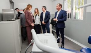 El gobernador Marcelo Orrego encabezó la inauguración de las obras de remodelación y ampliación del Centro de Atención Primaria de la Salud Dr. Raúl Alonso Fuego, ubicado en el Quinto Cuartel de Pocito, San Juan. Esta acción se enmarca en la estrategia del gobierno provincial para fortalecer el sistema sanitario, mejorar el acceso a la salud pública y descentralizar los servicios esenciales.