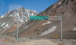 Durante el período comprendido entre el 30 de abril y el 5 de mayo de 2025, el Paso Internacional de Agua Negra, ubicado en San Juan, registró un importante movimiento de personas y vehículos entre Argentina y Chile. Así lo informó el Ministerio de Gobierno provincial.