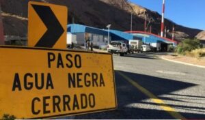 El Paso Internacional Agua Negra, uno de los puntos clave de conexión entre Argentina y Chile, cerrará su temporada este viernes 23 de mayo a las 16:00 horas. La medida fue dispuesta por el Gobierno de San Juan tras seis meses de funcionamiento ininterrumpido desde su apertura el 22 de noviembre de 2024.