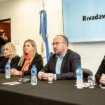 A través de la Dirección de Acción Social de la Municipalidad de Rivadavia en San Juan, se lanzó el programa “Acompañando y Asesorando a la Persona Mayor”. La iniciativa está destinada a brindar asistencia y asesoramiento sobre el uso de tarjetas de débito y crédito, prevención de fraudes bancarios y protección al consumidor.