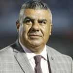 Claudio "Chiqui" Tapia, presidente de la Asociación del Fútbol Argentino (AFA), fue designado este lunes como representante interino de la Conmebol ante el Consejo de la FIFA. Esta decisión, que fue tomada por unanimidad —sin la participación de la Confederación Brasileña de Fútbol—, marca el regreso de Tapia a la esfera del fútbol mundial y consolida su influencia en un contexto de grandes desafíos para el continente y también para San Juan, que busca posicionarse como sede de eventos deportivos internacionales.