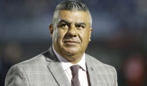 Claudio "Chiqui" Tapia, presidente de la Asociación del Fútbol Argentino (AFA), fue designado este lunes como representante interino de la Conmebol ante el Consejo de la FIFA. Esta decisión, que fue tomada por unanimidad —sin la participación de la Confederación Brasileña de Fútbol—, marca el regreso de Tapia a la esfera del fútbol mundial y consolida su influencia en un contexto de grandes desafíos para el continente y también para San Juan, que busca posicionarse como sede de eventos deportivos internacionales.