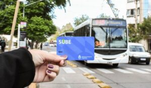 El sistema SUBE, utilizado ampliamente en San Juan y en todo el país, permite pagar el transporte público de forma práctica. Sin embargo, el uso constante del plástico puede hacer que sus números se desgasten, dificultando la realización de gestiones.