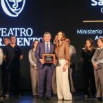 Luego de una esperada remodelación, el emblemático Teatro Sarmiento volvió a abrir sus puertas en la Capital sanjuanina, luciendo una imagen renovada, moderna y elegante, que respeta su valor histórico y simbólico para la comunidad. El acto de reapertura fue encabezado por el gobernador Marcelo Orrego, quien estuvo acompañado por el vicegobernador, Fabián Martín; la intendenta de la Capital, Susana Laciar; el ministro de Turismo, Cultura y Deporte, Guido Romero; el ministro de Infraestructura, Agua y Energía, Fernando Perea; el secretario de Cultura, Eduardo Varela; la directora del Teatro, Karen Achilles; el secretario de Infraestructura, Ariel Villavicencio; la subsecretaria de Obras Públicas, Andrea Fernández, y demás autoridades provinciales.