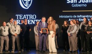 Luego de una esperada remodelación, el emblemático Teatro Sarmiento volvió a abrir sus puertas en la Capital sanjuanina, luciendo una imagen renovada, moderna y elegante, que respeta su valor histórico y simbólico para la comunidad. El acto de reapertura fue encabezado por el gobernador Marcelo Orrego, quien estuvo acompañado por el vicegobernador, Fabián Martín; la intendenta de la Capital, Susana Laciar; el ministro de Turismo, Cultura y Deporte, Guido Romero; el ministro de Infraestructura, Agua y Energía, Fernando Perea; el secretario de Cultura, Eduardo Varela; la directora del Teatro, Karen Achilles; el secretario de Infraestructura, Ariel Villavicencio; la subsecretaria de Obras Públicas, Andrea Fernández, y demás autoridades provinciales.