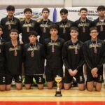 La selección sanjuanina masculina Sub 18 de voleibol logró un destacado tercer puesto en el Campeonato Argentino disputado en Misiones. En el encuentro por el último escalón del podio, el equipo venció a Santa Fe por un contundente 3 a 0, con parciales de 25/17, 25/22 y 25/18. El máximo anotador del encuentro fue Samuel Guidi, quien sumó 15 puntos.