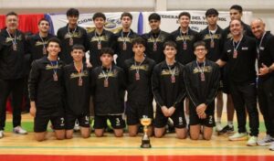La selección sanjuanina masculina Sub 18 de voleibol logró un destacado tercer puesto en el Campeonato Argentino disputado en Misiones. En el encuentro por el último escalón del podio, el equipo venció a Santa Fe por un contundente 3 a 0, con parciales de 25/17, 25/22 y 25/18. El máximo anotador del encuentro fue Samuel Guidi, quien sumó 15 puntos.