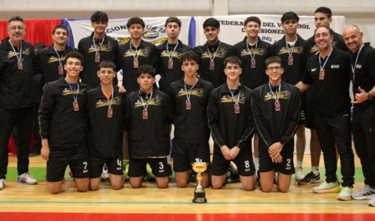 La selección sanjuanina masculina Sub 18 de voleibol logró un destacado tercer puesto en el Campeonato Argentino disputado en Misiones. En el encuentro por el último escalón del podio, el equipo venció a Santa Fe por un contundente 3 a 0, con parciales de 25/17, 25/22 y 25/18. El máximo anotador del encuentro fue Samuel Guidi, quien sumó 15 puntos.