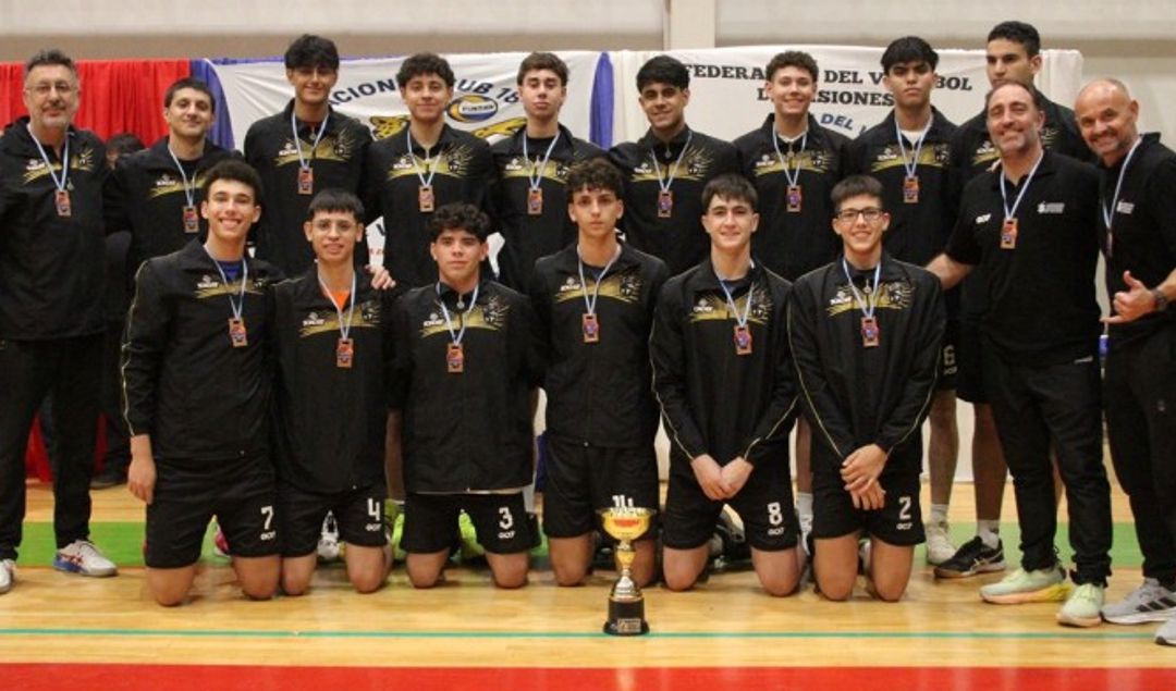 La selección sanjuanina masculina Sub 18 de voleibol logró un destacado tercer puesto en el Campeonato Argentino disputado en Misiones. En el encuentro por el último escalón del podio, el equipo venció a Santa Fe por un contundente 3 a 0, con parciales de 25/17, 25/22 y 25/18. El máximo anotador del encuentro fue Samuel Guidi, quien sumó 15 puntos.
