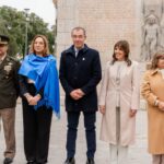 San Juan conmemoró sus 463 años de fundación con un acto oficial en la emblemática plaza Juan Jufré. El evento reunió a autoridades provinciales, municipales y representantes de diversas instituciones, destacándose la presencia del vicegobernador Fabián Martín y la intendenta Susana Laciar. La ceremonia comenzó con el izamiento del pabellón nacional y continuó con presentaciones protocolares y reconocimientos.
