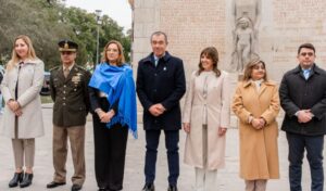 San Juan conmemoró sus 463 años de fundación con un acto oficial en la emblemática plaza Juan Jufré. El evento reunió a autoridades provinciales, municipales y representantes de diversas instituciones, destacándose la presencia del vicegobernador Fabián Martín y la intendenta Susana Laciar. La ceremonia comenzó con el izamiento del pabellón nacional y continuó con presentaciones protocolares y reconocimientos.