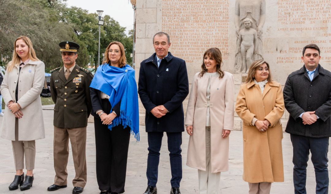 San Juan conmemoró sus 463 años de fundación con un acto oficial en la emblemática plaza Juan Jufré. El evento reunió a autoridades provinciales, municipales y representantes de diversas instituciones, destacándose la presencia del vicegobernador Fabián Martín y la intendenta Susana Laciar. La ceremonia comenzó con el izamiento del pabellón nacional y continuó con presentaciones protocolares y reconocimientos.