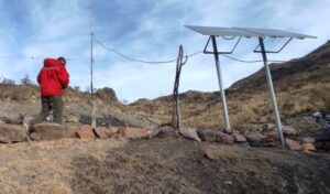 El Gobierno de San Juan licitará una obra fundamental para brindar energía eléctrica a 13 familias puesteras de las Sierras de Chávez y Elizondo, en Valle Fértil. Esta iniciativa representa un avance histórico en la inclusión y el desarrollo de zonas rurales que hasta hoy estaban completamente desconectadas del sistema eléctrico.