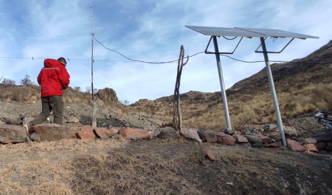 El Gobierno de San Juan licitará una obra fundamental para brindar energía eléctrica a 13 familias puesteras de las Sierras de Chávez y Elizondo, en Valle Fértil. Esta iniciativa representa un avance histórico en la inclusión y el desarrollo de zonas rurales que hasta hoy estaban completamente desconectadas del sistema eléctrico.