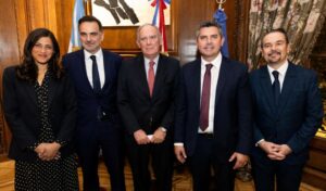 El gobernador Marcelo Orrego disertó en la Embajada de Francia, en Buenos Aires, durante la firma del Acuerdo de Entendimiento en materia de minerales críticos entre Argentina y Francia. Este paso consolida la presencia de San Juan en la minería del futuro y representa una oportunidad estratégica para el desarrollo de la provincia.