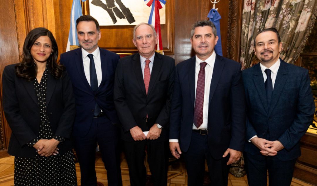 El gobernador Marcelo Orrego disertó en la Embajada de Francia, en Buenos Aires, durante la firma del Acuerdo de Entendimiento en materia de minerales críticos entre Argentina y Francia. Este paso consolida la presencia de San Juan en la minería del futuro y representa una oportunidad estratégica para el desarrollo de la provincia.
