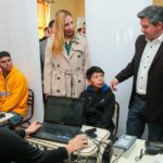 El gobernador Marcelo Orrego encabezó una nueva jornada del operativo "San Juan Cerca" en el departamento Angaco, consolidando la estrategia de llevar el Estado a cada rincón de la provincia. En esta ocasión, la actividad tuvo lugar en la Escuela de Educación Especial Teresa de Ascencio, donde los vecinos accedieron a trámites, atención médica y servicios sin tener que trasladarse al Centro Cívico.