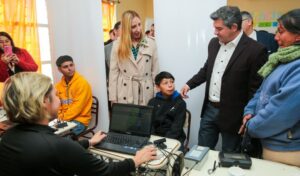 El gobernador Marcelo Orrego encabezó una nueva jornada del operativo "San Juan Cerca" en el departamento Angaco, consolidando la estrategia de llevar el Estado a cada rincón de la provincia. En esta ocasión, la actividad tuvo lugar en la Escuela de Educación Especial Teresa de Ascencio, donde los vecinos accedieron a trámites, atención médica y servicios sin tener que trasladarse al Centro Cívico.