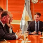 Una comitiva de la empresa australiana Challenger Gold visitó el Ministerio de Minería de San Juan, reafirmando su compromiso con el desarrollo sustentable del proyecto Hualilán. La delegación fue recibida por el ministro Juan Pablo Perea y su equipo técnico, en el marco de una agenda institucional que incluyó recorridos por el proyecto y la planta de Casposo.