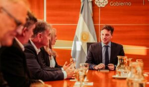 Una comitiva de la empresa australiana Challenger Gold visitó el Ministerio de Minería de San Juan, reafirmando su compromiso con el desarrollo sustentable del proyecto Hualilán. La delegación fue recibida por el ministro Juan Pablo Perea y su equipo técnico, en el marco de una agenda institucional que incluyó recorridos por el proyecto y la planta de Casposo.