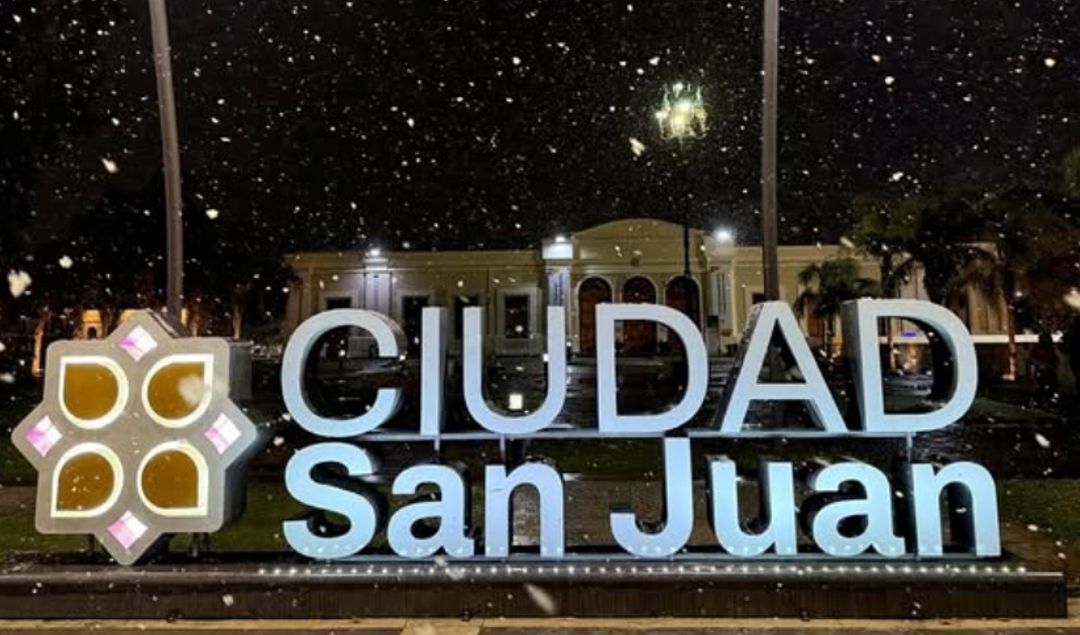 Este domingo, San Juan se tiñó de blanco con la primera nevada del año, sorprendiendo a residentes y turistas. Las bajas temperaturas alcanzaron los -4 grados, generando postales invernales en distintos puntos de la provincia. Usuarios comenzaron a compartir en redes sociales los paisajes cubiertos de nieve.