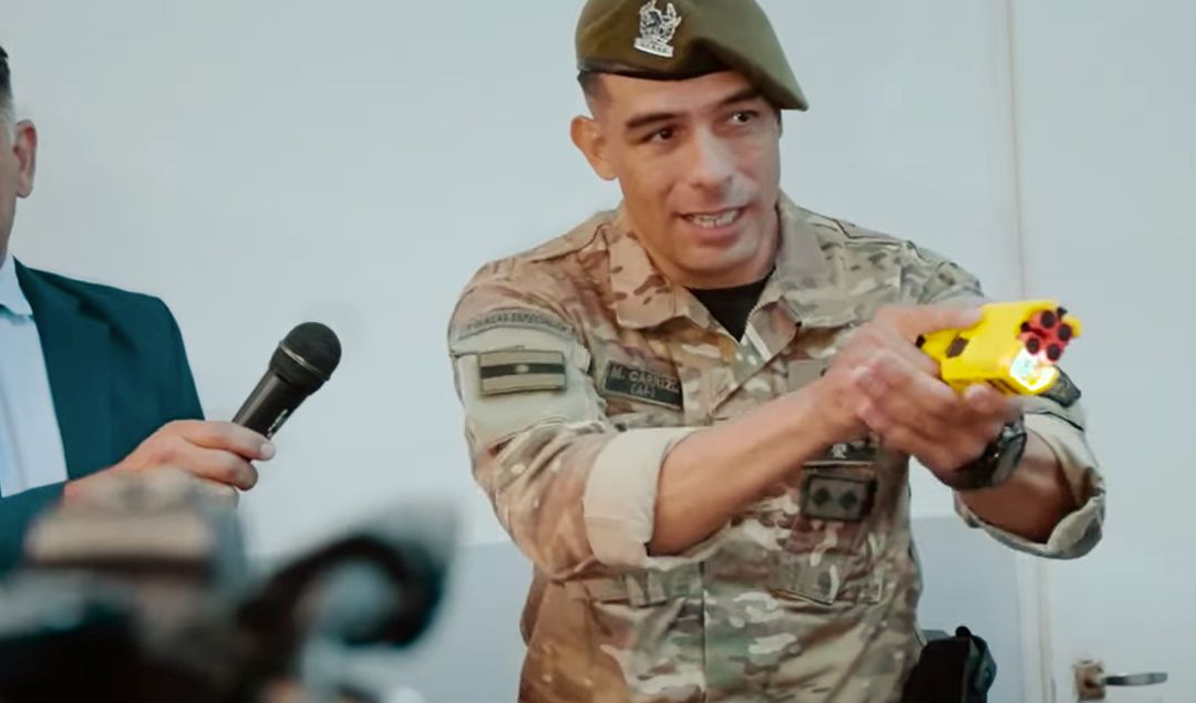 El Gobierno de San Juan anunció la incorporación de 40 pistolas Taser 7 para uso en operativos especiales, con estricta supervisión institucional. Este avance busca dotar a las fuerzas de herramientas modernas y eficaces, sin letalidad.