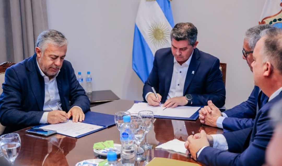 En un importante paso hacia la integración regional, los gobernadores de San Juan, Marcelo Orrego, y de Mendoza, Alfredo Cornejo, firmaron un convenio para establecer una Zona de Control Unificado. Este acuerdo busca optimizar los controles interprovinciales en materia de seguridad y circulación, con el objetivo de proteger a los ciudadanos y mejorar el intercambio entre ambas provincias.