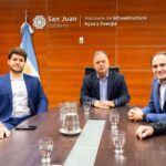 El proyecto de instalación de 36 generadores solares fotovoltaicos en la Avenida de Circunvalación marca un paso clave en la transformación energética de la provincia de San Juan. El contrato fue firmado por la empresa EPSE con la adjudicataria Sergio Chiconi S.R.L., consolidando una política estatal de largo plazo en materia de energías limpias.