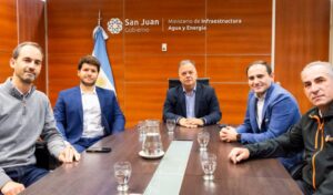 El proyecto de instalación de 36 generadores solares fotovoltaicos en la Avenida de Circunvalación marca un paso clave en la transformación energética de la provincia de San Juan. El contrato fue firmado por la empresa EPSE con la adjudicataria Sergio Chiconi S.R.L., consolidando una política estatal de largo plazo en materia de energías limpias.