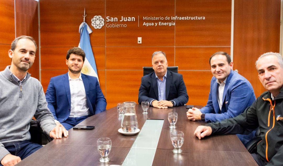 El proyecto de instalación de 36 generadores solares fotovoltaicos en la Avenida de Circunvalación marca un paso clave en la transformación energética de la provincia de San Juan. El contrato fue firmado por la empresa EPSE con la adjudicataria Sergio Chiconi S.R.L., consolidando una política estatal de largo plazo en materia de energías limpias.