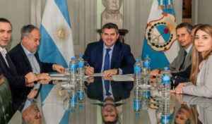 Con la firma de una Carta de Intención entre el Gobierno de San Juan y SEDRONAR, la provincia busca ampliar el acceso a tratamientos especializados para personas mayores de 18 años que atraviesan consumos problemáticos de sustancias psicoactivas y no cuentan con cobertura médica suficiente.