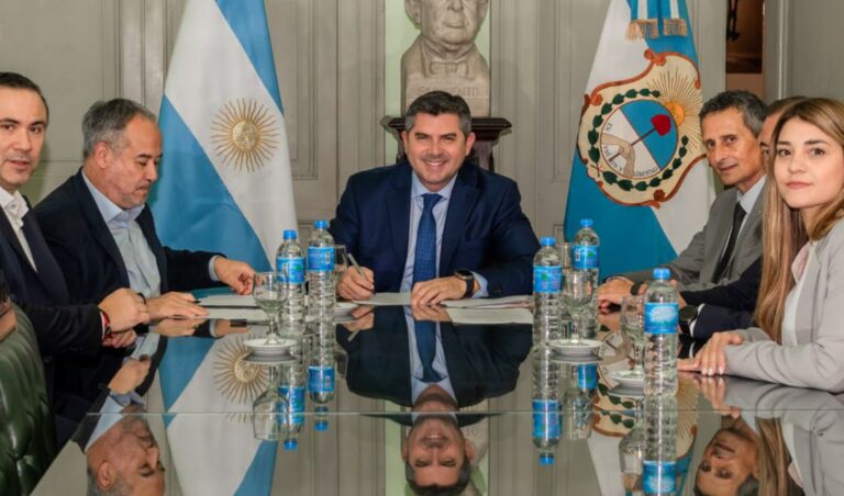 Con la firma de una Carta de Intención entre el Gobierno de San Juan y SEDRONAR, la provincia busca ampliar el acceso a tratamientos especializados para personas mayores de 18 años que atraviesan consumos problemáticos de sustancias psicoactivas y no cuentan con cobertura médica suficiente.