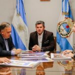 El Gobierno de San Juan avanza con la remodelación total de la Terminal de Ómnibus, una obra que busca modernizar el transporte y responder al crecimiento proyectado por la actividad minera. El gobernador Marcelo Orrego y el ministro Fernando Perea presentaron el ambicioso proyecto, que contempla la conservación del edificio actual y la construcción de una segunda terminal de más de 14.000 m2.