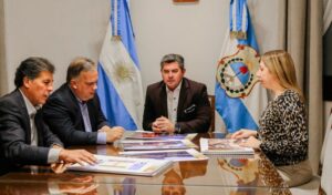 El Gobierno de San Juan avanza con la remodelación total de la Terminal de Ómnibus, una obra que busca modernizar el transporte y responder al crecimiento proyectado por la actividad minera. El gobernador Marcelo Orrego y el ministro Fernando Perea presentaron el ambicioso proyecto, que contempla la conservación del edificio actual y la construcción de una segunda terminal de más de 14.000 m2.