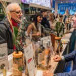 El gobernador Marcelo Orrego participó de la inauguración de la Expo Caminos y Sabores 2025 en La Rural, Buenos Aires. El evento, que se extiende hasta el 6 de julio, busca potenciar la identidad gastronómica, los productos regionales y el turismo gourmet de San Juan. La presencia de San Juan incluye showcooking, talleres de cultivo, catas guiadas y un sitio interactivo para los visitantes.