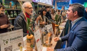 El gobernador Marcelo Orrego participó de la inauguración de la Expo Caminos y Sabores 2025 en La Rural, Buenos Aires. El evento, que se extiende hasta el 6 de julio, busca potenciar la identidad gastronómica, los productos regionales y el turismo gourmet de San Juan. La presencia de San Juan incluye showcooking, talleres de cultivo, catas guiadas y un sitio interactivo para los visitantes.