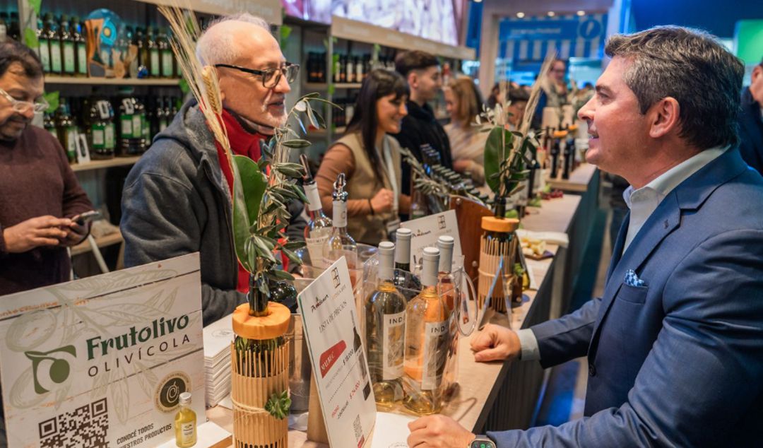 El gobernador Marcelo Orrego participó de la inauguración de la Expo Caminos y Sabores 2025 en La Rural, Buenos Aires. El evento, que se extiende hasta el 6 de julio, busca potenciar la identidad gastronómica, los productos regionales y el turismo gourmet de San Juan. La presencia de San Juan incluye showcooking, talleres de cultivo, catas guiadas y un sitio interactivo para los visitantes.