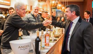 El gobernador Marcelo Orrego encabezó este jueves la visita al stand de San Juan en la 137° Exposición de Ganadería, Agricultura e Industria Internacional 2025, que se desarrolla en La Rural hasta el 27 de julio. La provincia muestra allí toda su potencia productiva.