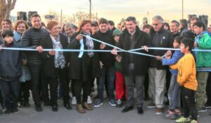 El gobernador Marcelo Orrego habilitó este miércoles nuevas obras de pavimentación en cinco barrios del departamento Santa Lucía, como parte del Plan Provincial de Pavimentos Urbanos. Los trabajos abarcan más de 2.700 metros lineales de asfalto y benefician a miles de vecinos.