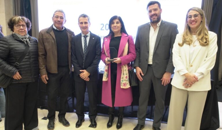 En el marco del Año Internacional de las Cooperativas, el Gobierno de San Juan distinguió a diez cooperativas por su destacada gestión y compromiso con los valores del asociativismo. La entrega fue realizada por la Dirección de Asociativismo del Ministerio de Familia y Desarrollo Humano. Las entidades reconocidas abarcan diversos rubros: educación, edificación, producción agrícola y hasta música.