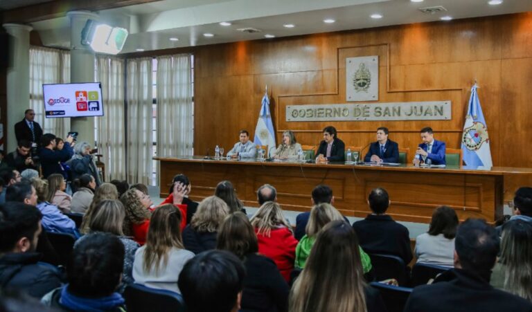San Juan se convirtió en la primera provincia del país en implementar una plataforma educativa con inteligencia artificial. La herramienta, llamada EDUGE, integra en un solo sistema la gestión pedagógica, administrativa y de personal escolar, modernizando profundamente el sistema educativo local.