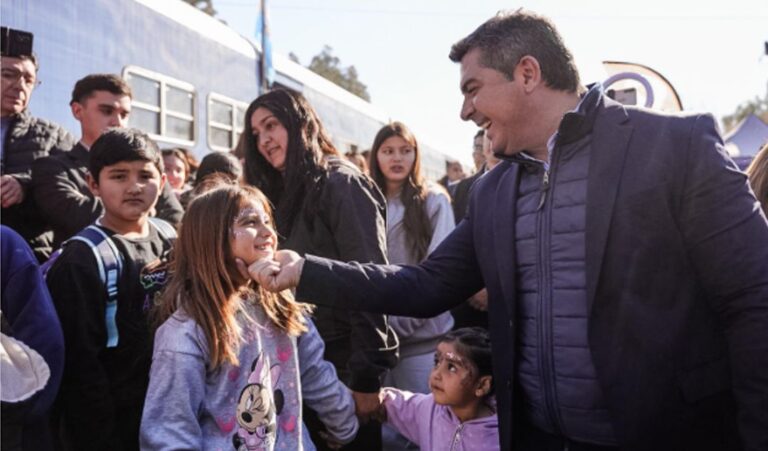 La histórica estación de trenes de Cañada Honda, ubicada en el departamento Sarmiento, fue escenario de una nueva jornada del programa San Juan Cerca, en articulación con el Tren del Ministerio de Capital Humano de la Nación. El evento contó con la presencia del gobernador Marcelo Orrego y diversas autoridades provinciales y municipales.