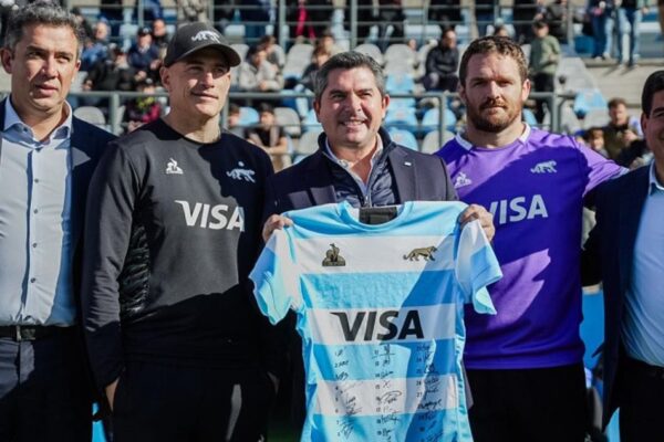 EL GOBERNADOR SALUDÓ A LOS PUMAS DURANTE SU ENTRENAMIENTO EN SAN JUAN