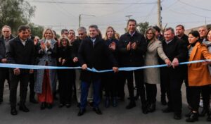 El gobernador Marcelo Orrego encabezó la inauguración del pavimento integral del barrio Luz y Fuerza, en el departamento Pocito. Esta obra se inscribe en el Plan Provincial de Pavimentos Urbanos y abarca más de 12 cuadras asfaltadas, mejorando significativamente la calidad de vida de los vecinos.