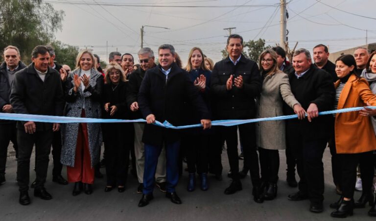El gobernador Marcelo Orrego encabezó la inauguración del pavimento integral del barrio Luz y Fuerza, en el departamento Pocito. Esta obra se inscribe en el Plan Provincial de Pavimentos Urbanos y abarca más de 12 cuadras asfaltadas, mejorando significativamente la calidad de vida de los vecinos.