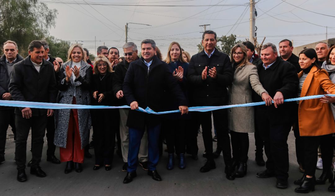 El gobernador Marcelo Orrego encabezó la inauguración del pavimento integral del barrio Luz y Fuerza, en el departamento Pocito. Esta obra se inscribe en el Plan Provincial de Pavimentos Urbanos y abarca más de 12 cuadras asfaltadas, mejorando significativamente la calidad de vida de los vecinos.